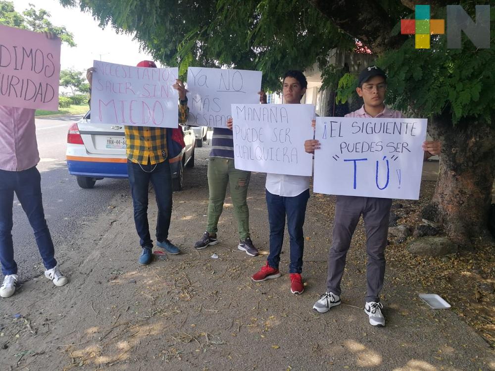 Jóvenes se manifiestan en Coatzacoalcos, exhortan a la sociedad a mantenerse unida