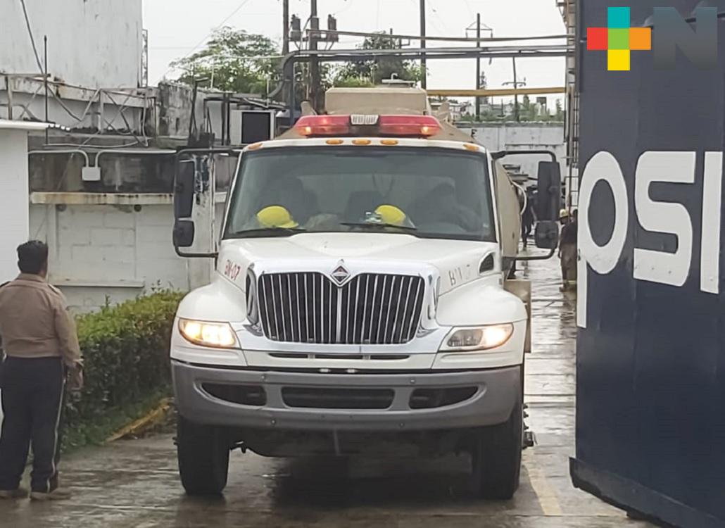 Incendio en empresa refresquera de Minatitlán deja como saldo un trabajador lesionado