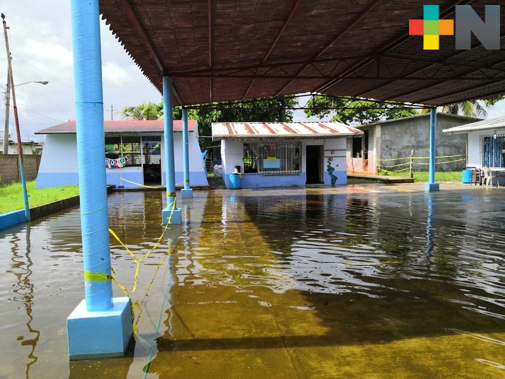 Lluvias registradas en Coatzacoalcos inundan jardín de niños