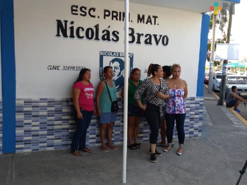 Madres de familia exigen destitución de maestra por supuesto maltrato contra alumnos