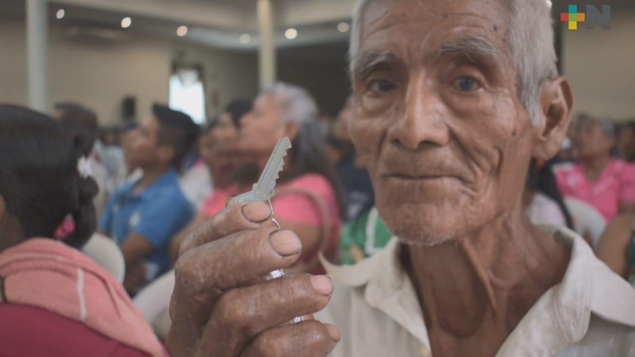 Entregan viviendas en Tantoyuca