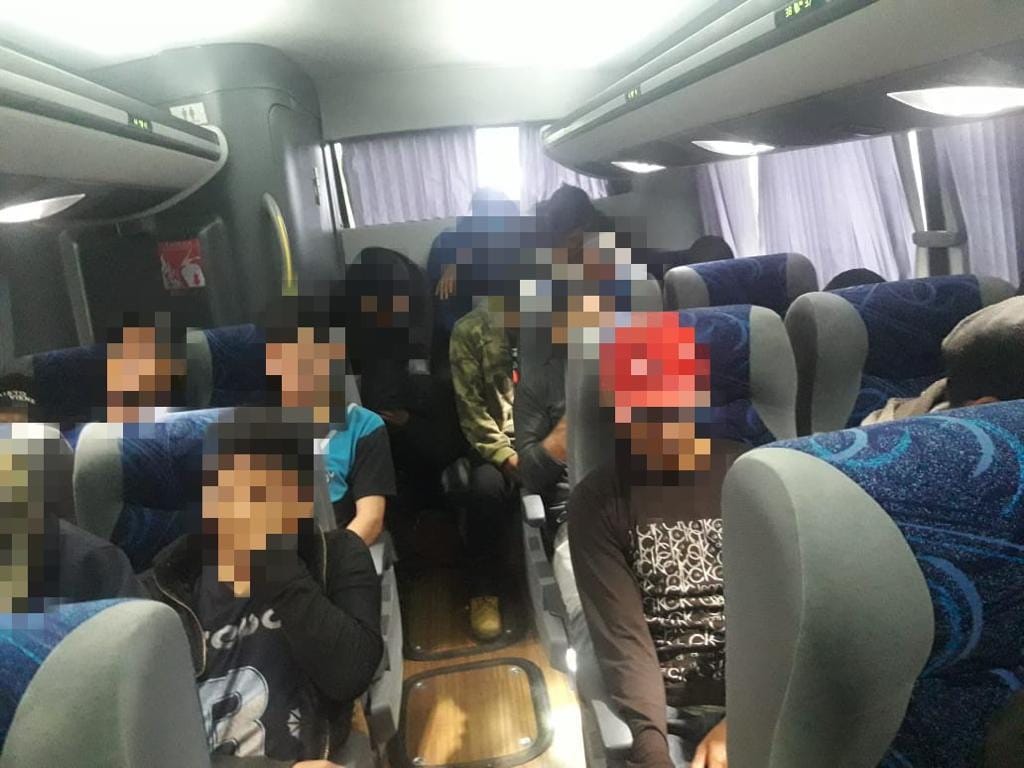 Rescatan SSP y Sedena a 55 migrantes; tres detenidos por tráfico de personas