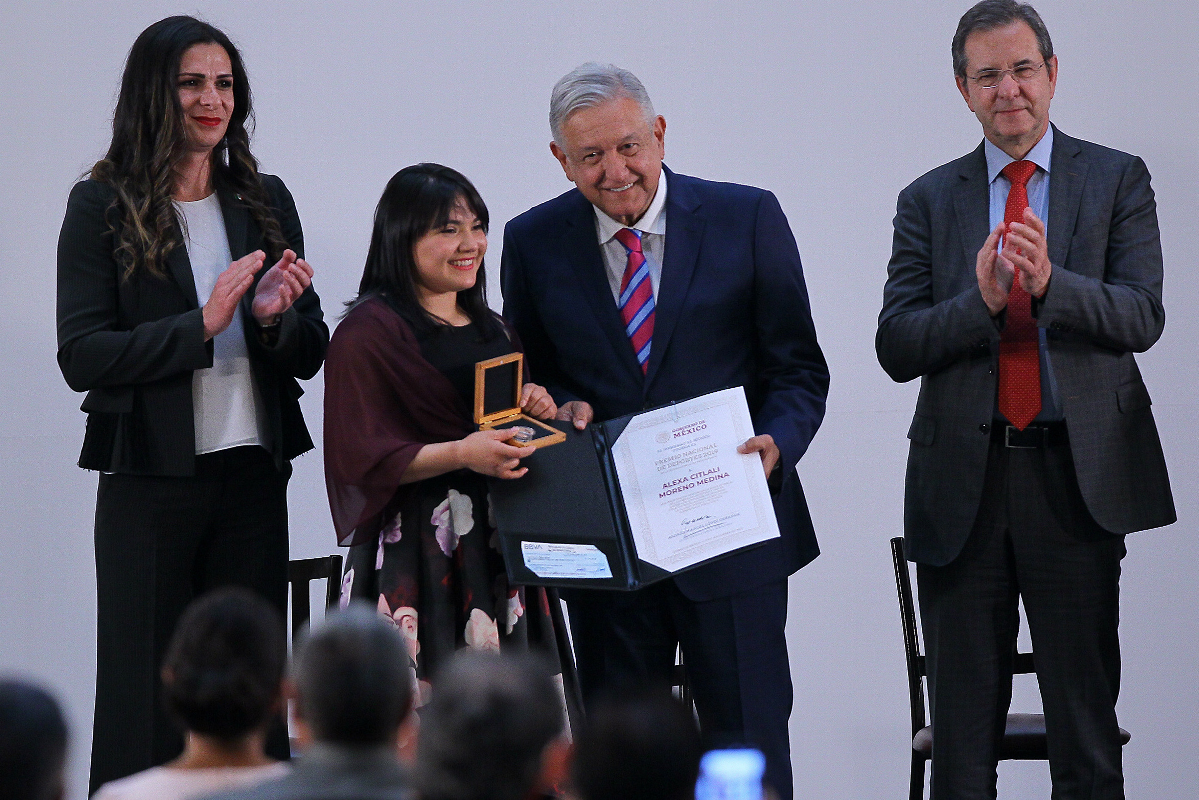 Entrega AMLO premios nacionales del Deporte y al Mérito Deportivo