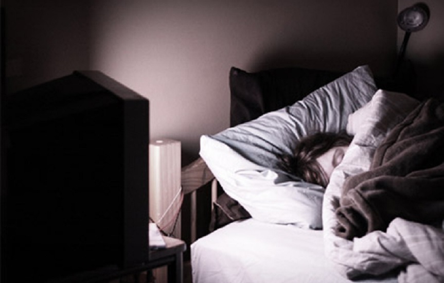 Dormir con la luz prendida podría ser mortal, revela estudio