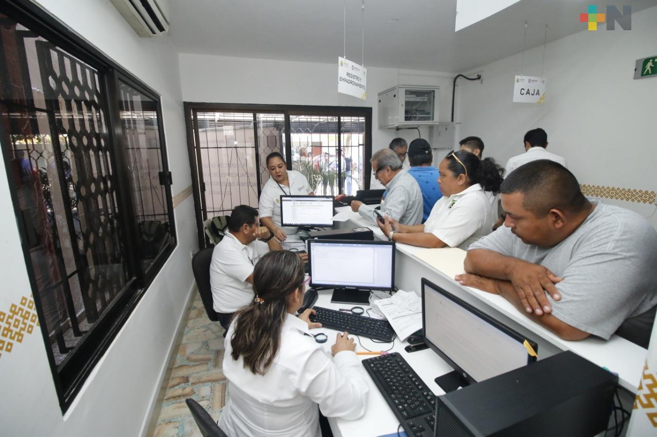 Extiende Oficina de Hacienda horario de atención para canje de placas
