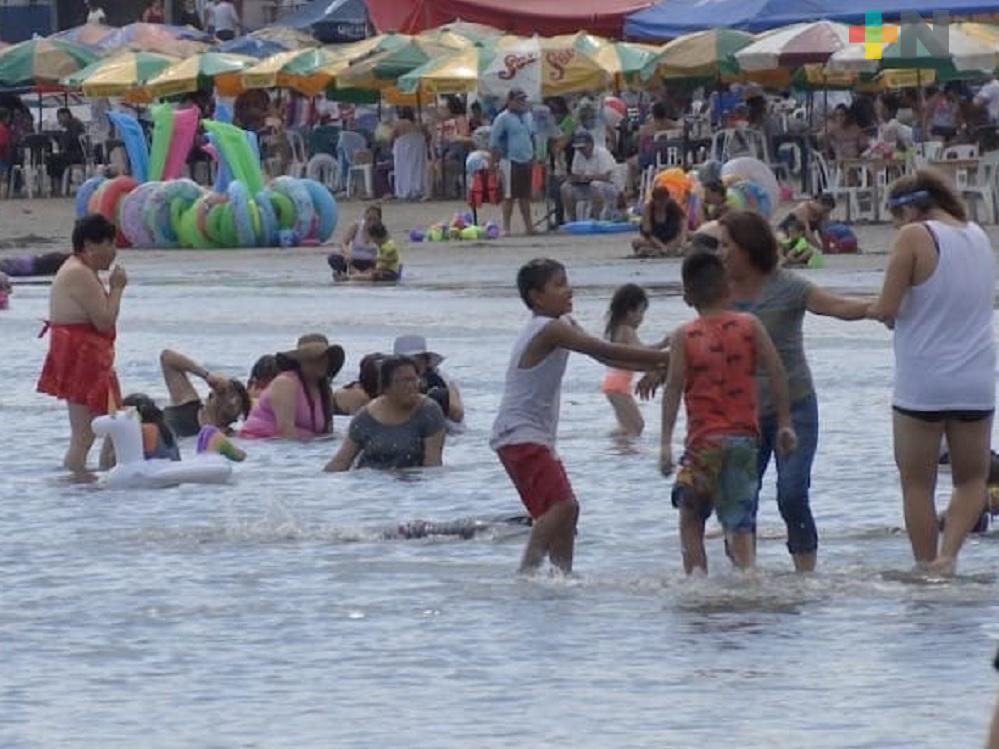 Turistas visitan playa Villa del Mar