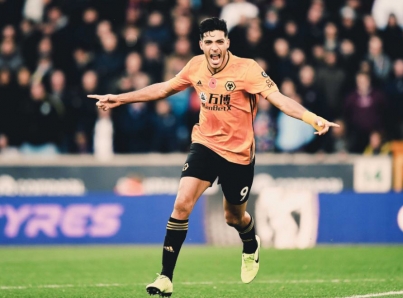 Raúl Jiménez sigue con racha goleadora ante Aston Villa