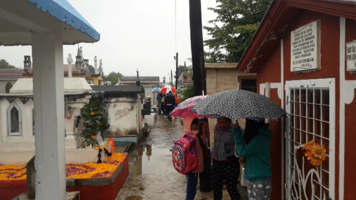 A pesar de la lluvias hubo muchos visitantes en panteón de Martínez de la Torre