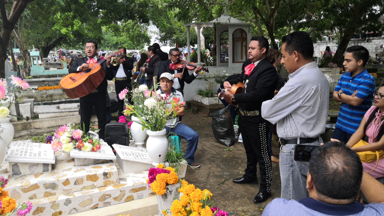 Abarrotados de familiares lucieron los panteones de Coatzacoalcos