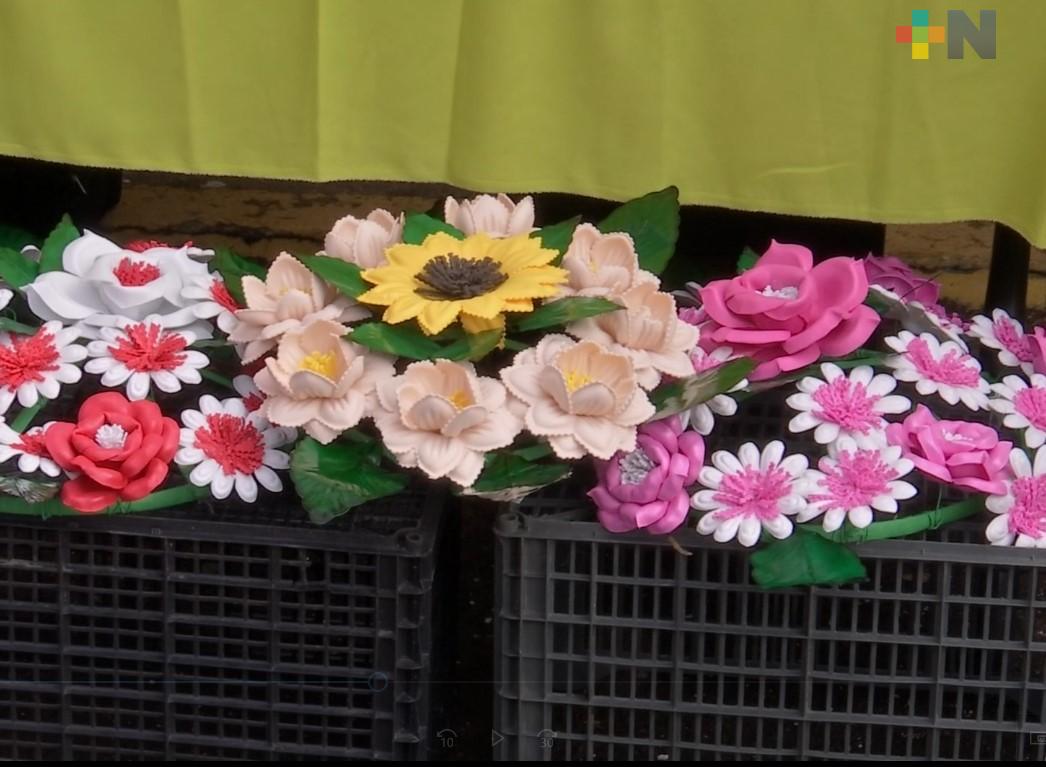 Mujeres demuestran su creatividad al elaborar coronas, para el Día de Muertos