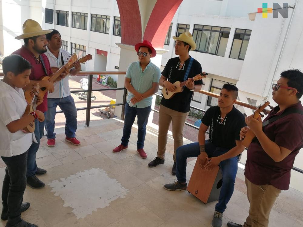 «Agua Azul» une distintas generaciones de jaraneros del sur de Veracruz