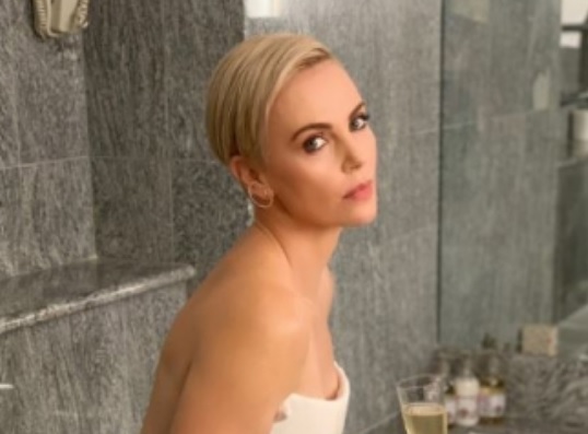 Charlize Theron revela cómo su mamá mató a su padre
