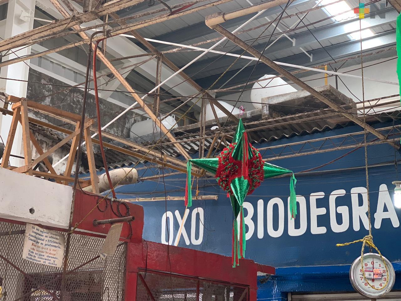 Locatarios a la espera del retiro de tanque de gas en el mercado Morelos de Coatzacoalcos