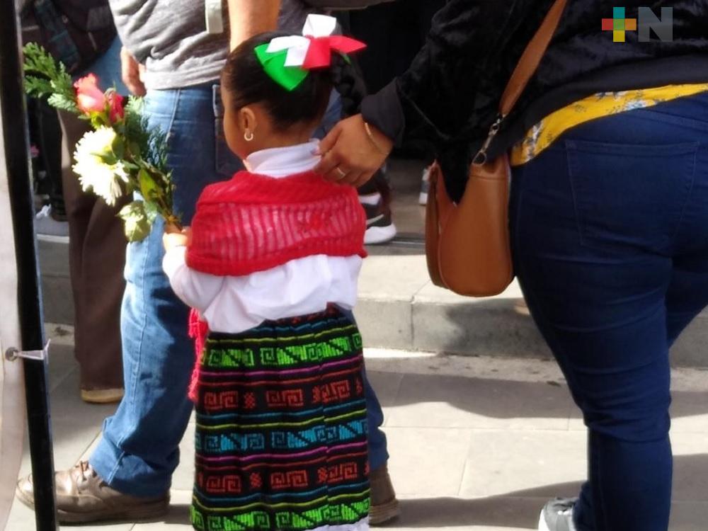 Cada 12 de diciembre, una tradición vestir a niñas y niños de «inditos
