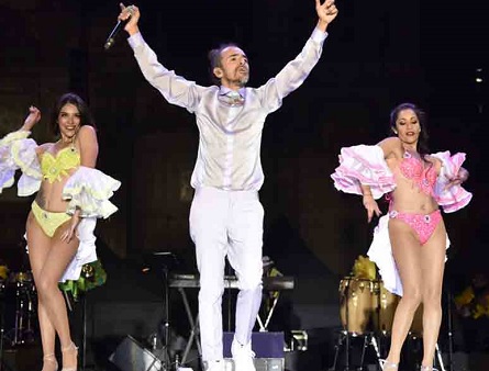 Rubén Albarrán baila mambo con Orquesta Pérez Prado en el Zócalo