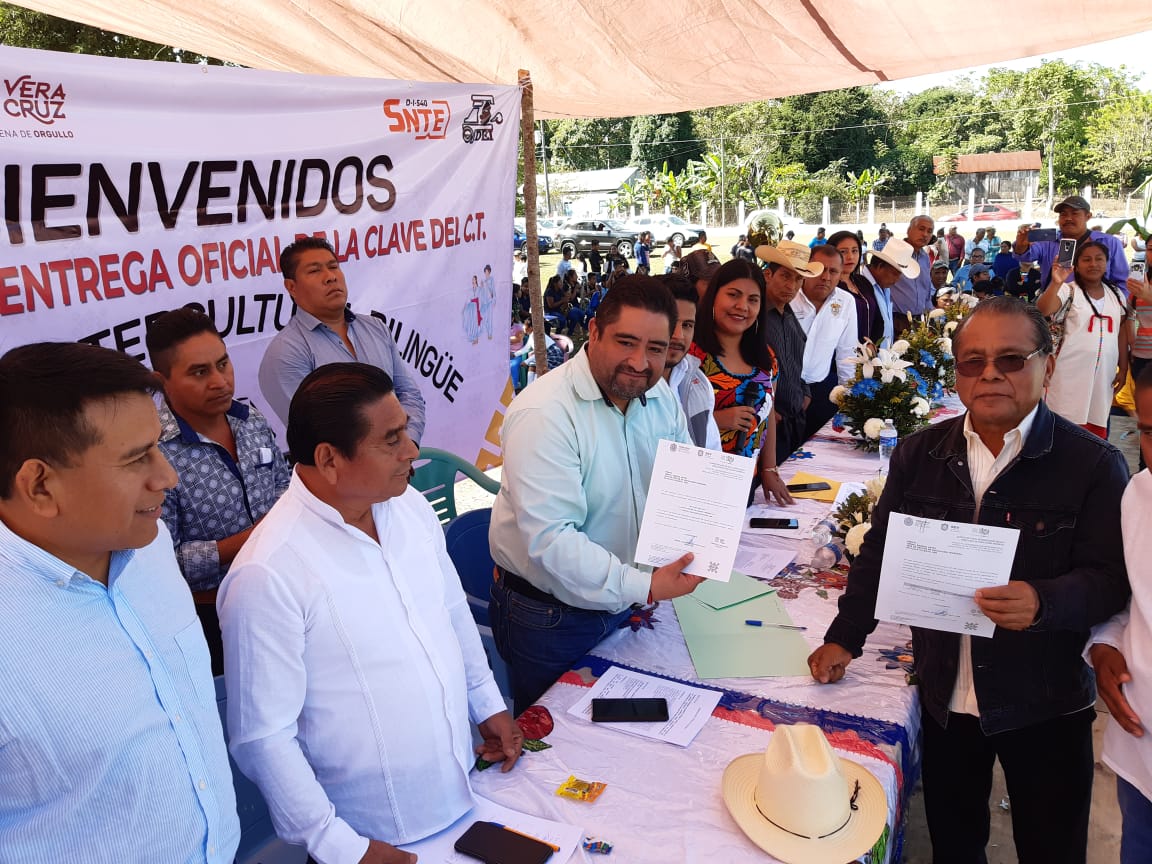Entrega SEV claves a centros escolares de Sochiapan