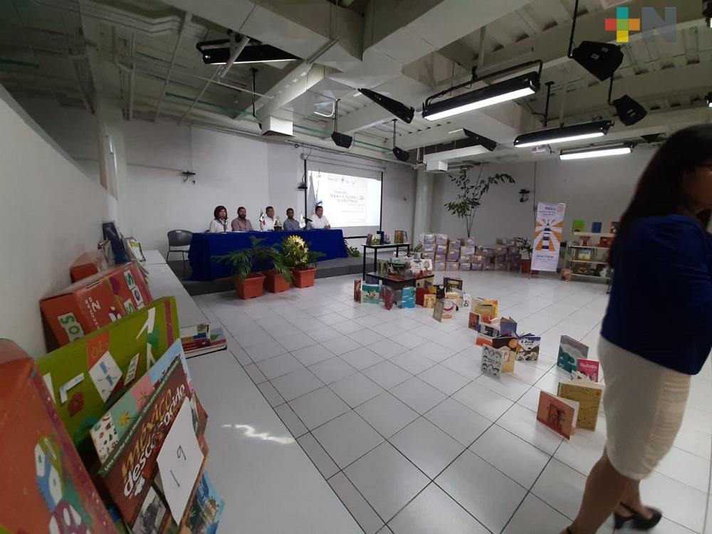 UV y Club Rotario Boca del Río entregan bibliotecas escolares para promover la lectura