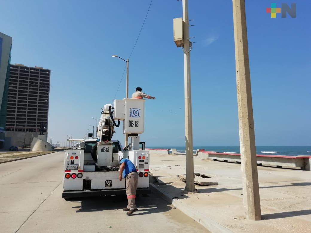 Rehabilitan luminarias en el malecón costero de Coatzacoalcos