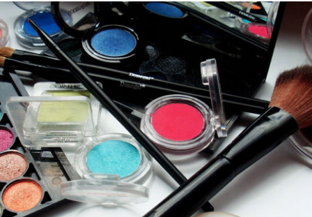 Mayor parte del maquillaje, contaminado con superbacterias: estudio