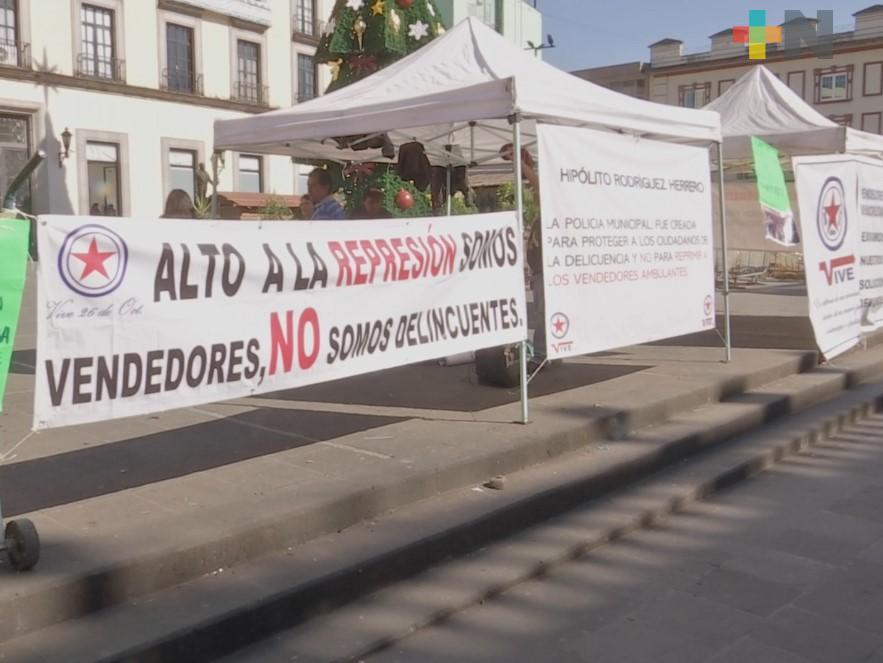 Comerciantes informales protestan en plaza Lerdo; piden permisos para venta