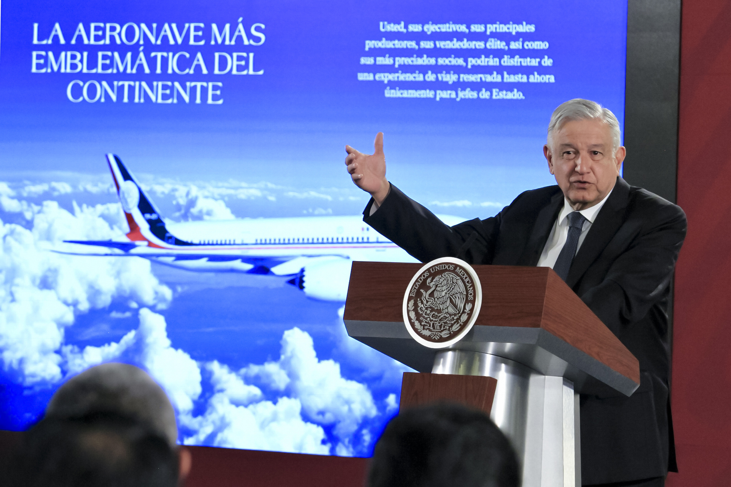 Rifar avión presidencial, una de las opciones: AMLO