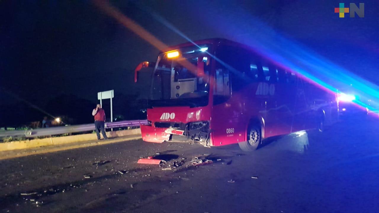 Choque entre ADO y automóvil deja 7 lesionados