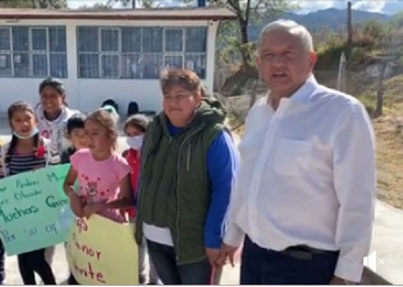 Atestigua AMLO aplicación de la Escuela es Nuestra en Tlaxiaco