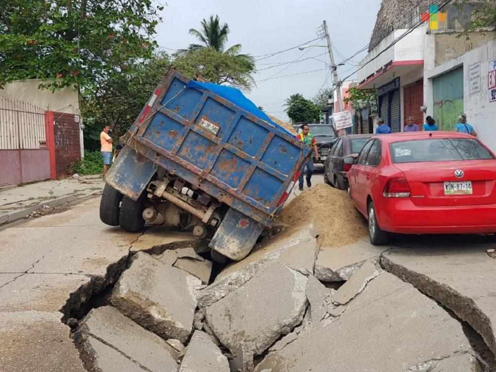Camión de volteo a punto de hundirse en Coatzacoalcos