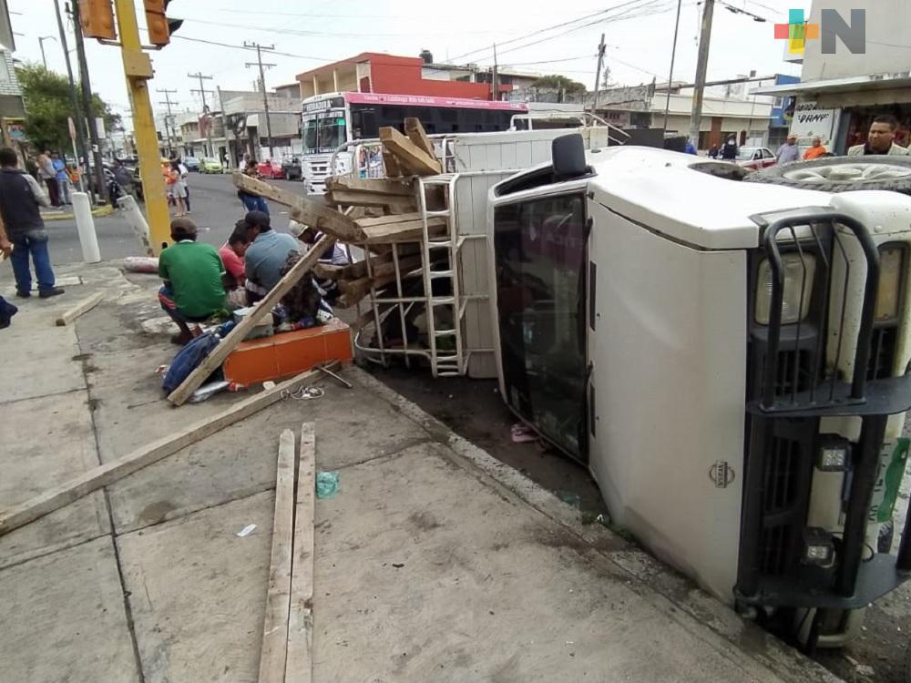 Daños materiales y ocho lesionados, saldo de choque entre camión de transporte y camioneta particular