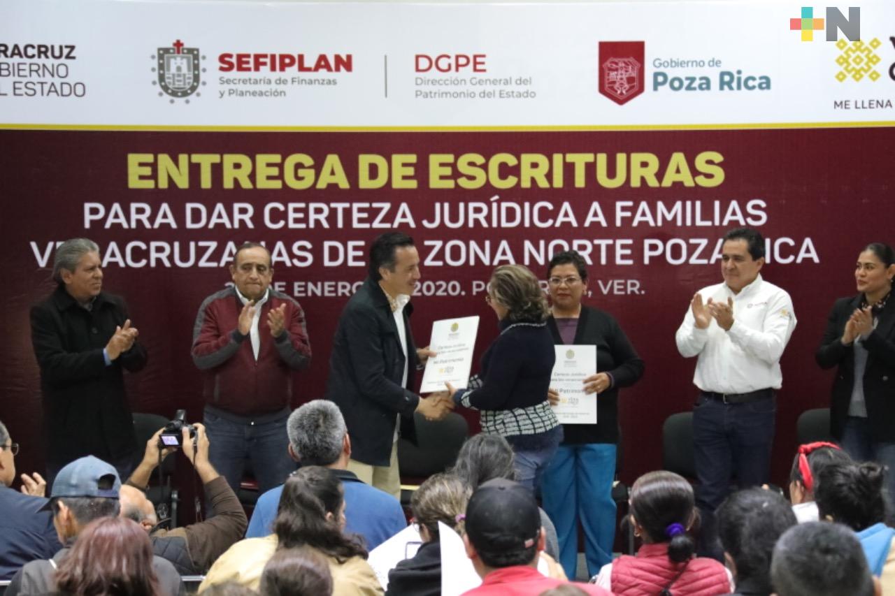 Gobernador Cuitláhuac García regulariza patrimonio de familias con entrega de escrituras legítimas