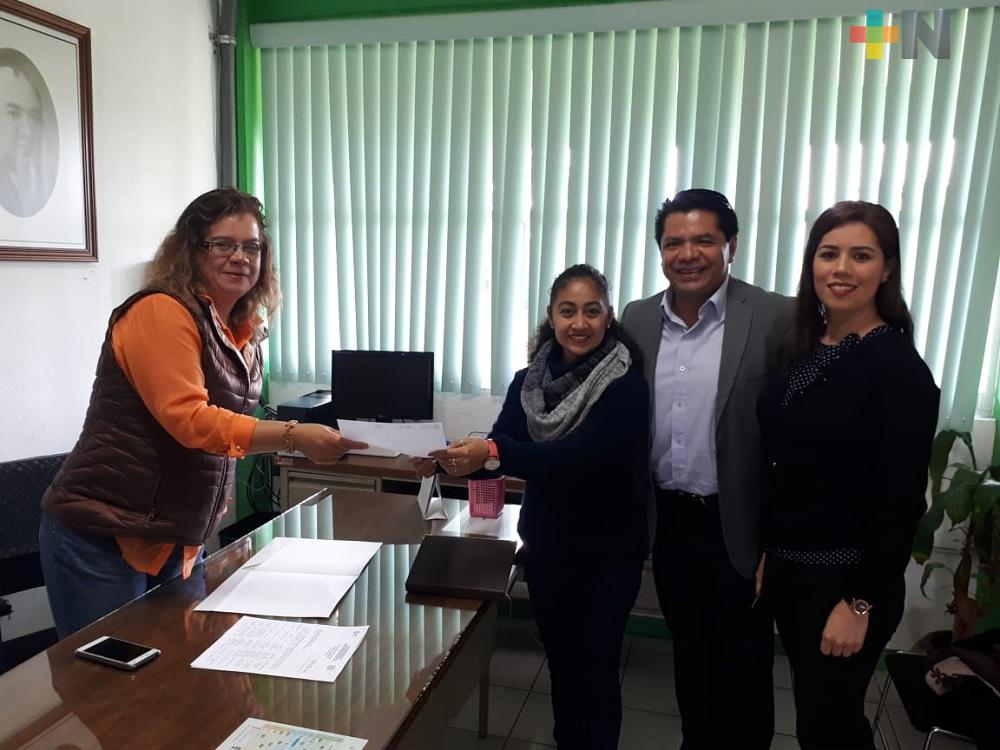 Entregan nombramientos y hojas de presentación a maestros para cubrir espacios
