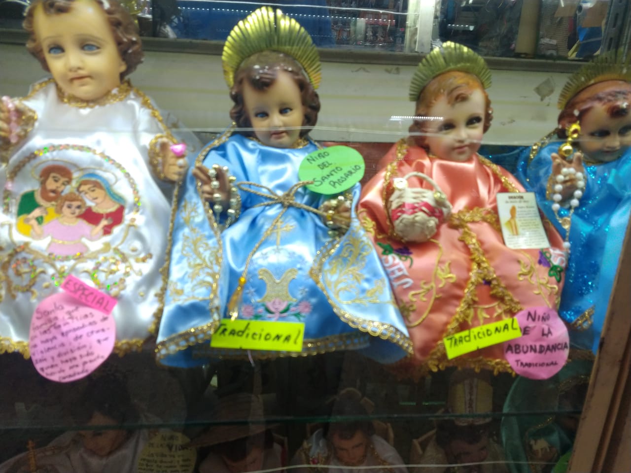 Devotos católicos preservan el vestir a los Niños Dios, pese a crisis económica