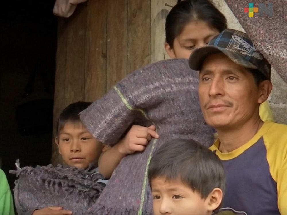 Protección Civil de Teocelo entrega cobijas a familias más vulnerables