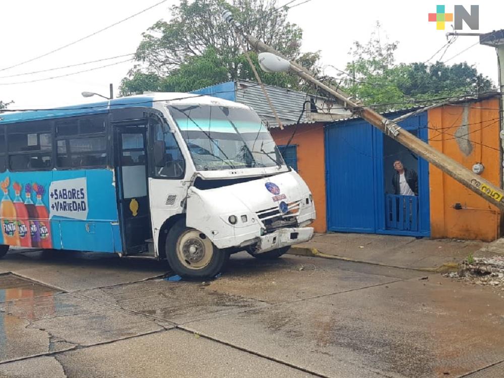 Urbano derriba poste de CFE, deja sin servicio a colonia de Coatzacoalcos