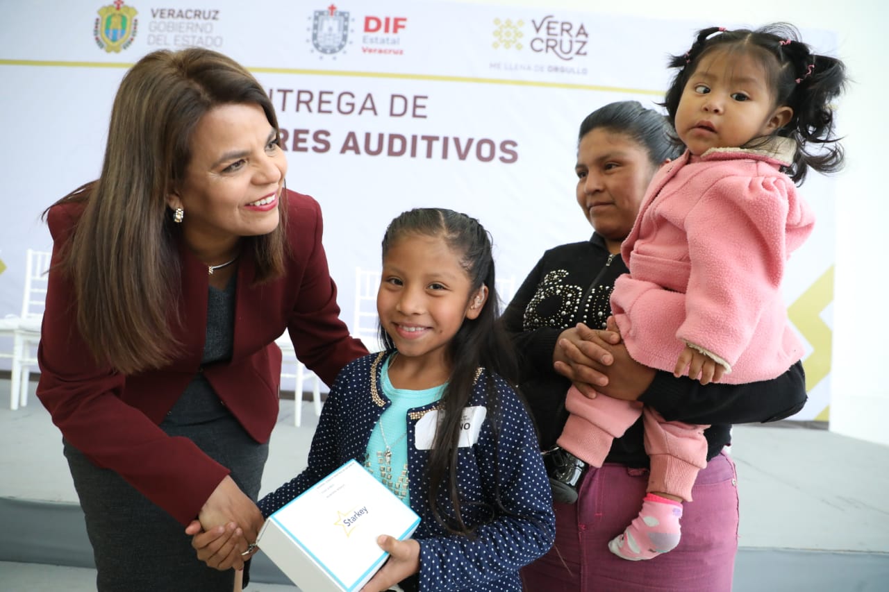 Reciben más de 100 personas de escasos recursos aparatos auditivos