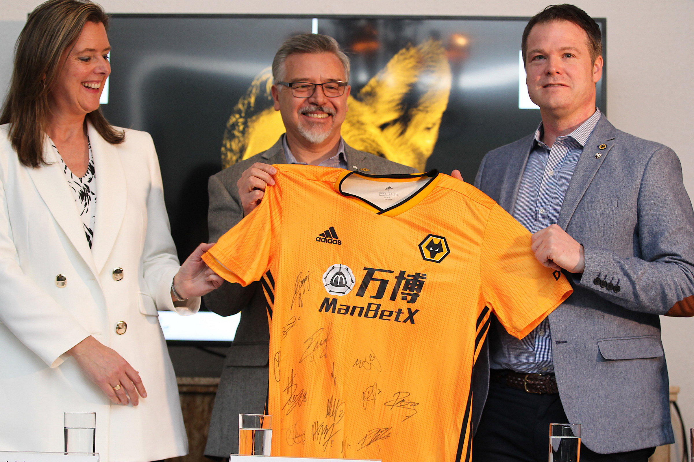 Raúl Jiménez y el Wolverhampton lanzan campaña para proteger al lobo mexicano