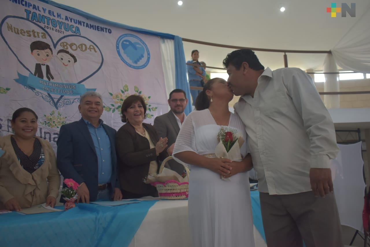 Bodas colectivas dan certeza jurídica a familias en Tantoyuca