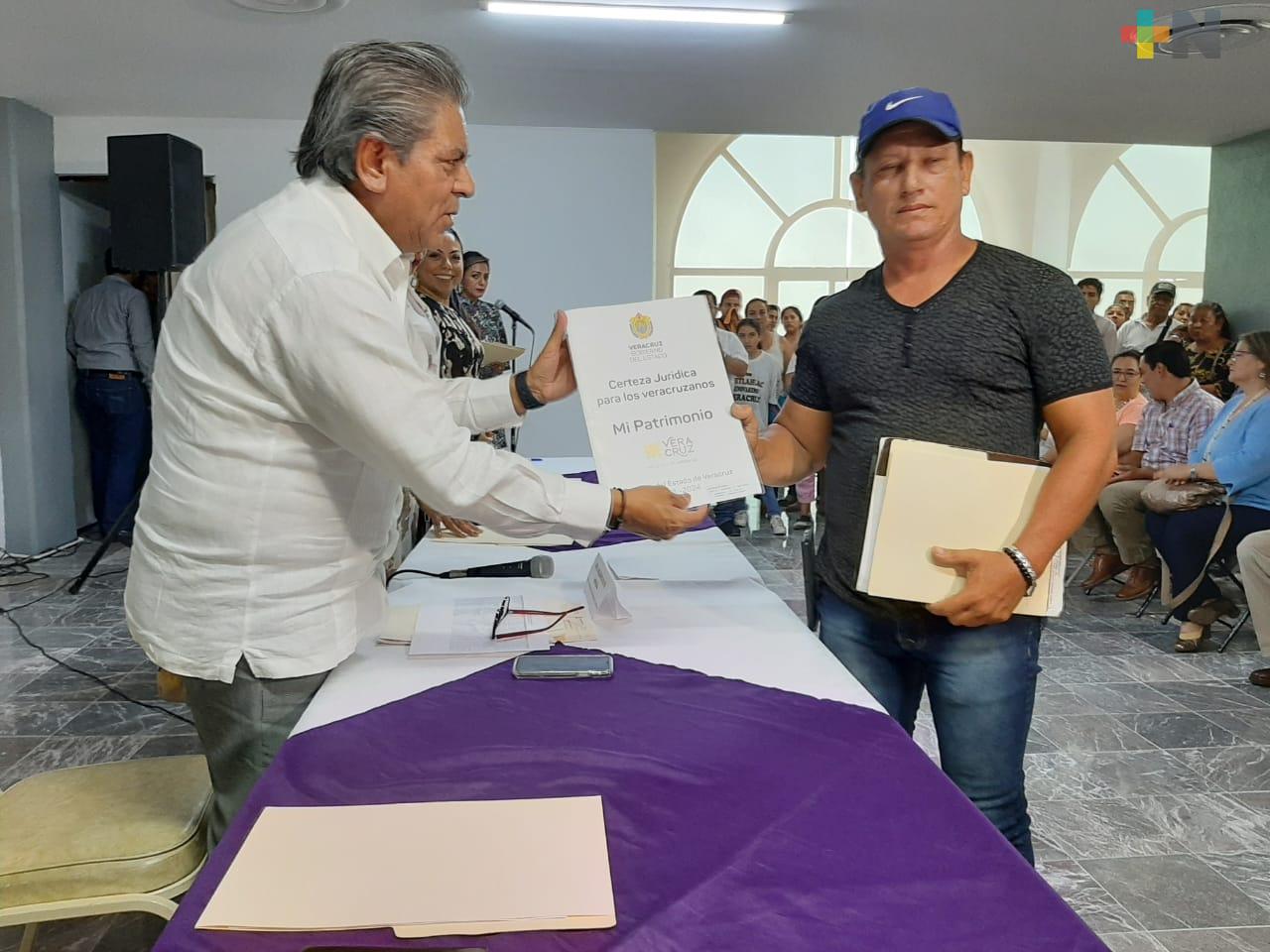 Familias de la zona Centro-Golfo reciben escrituras