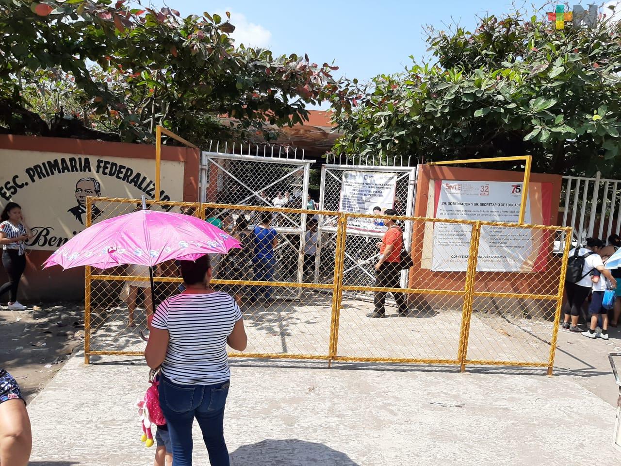 Por trabajo, padres de familia llegan tarde por sus hijos