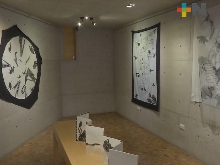 Continúa exposición “Biblioteca de la Prehistoria” en galería Flavia