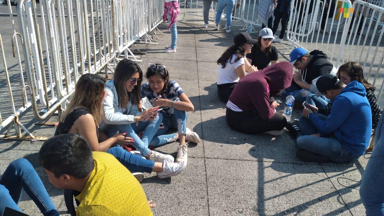 Jóvenes acampan en malecón de Veracruz para concierto masivo del reguetonero Sech