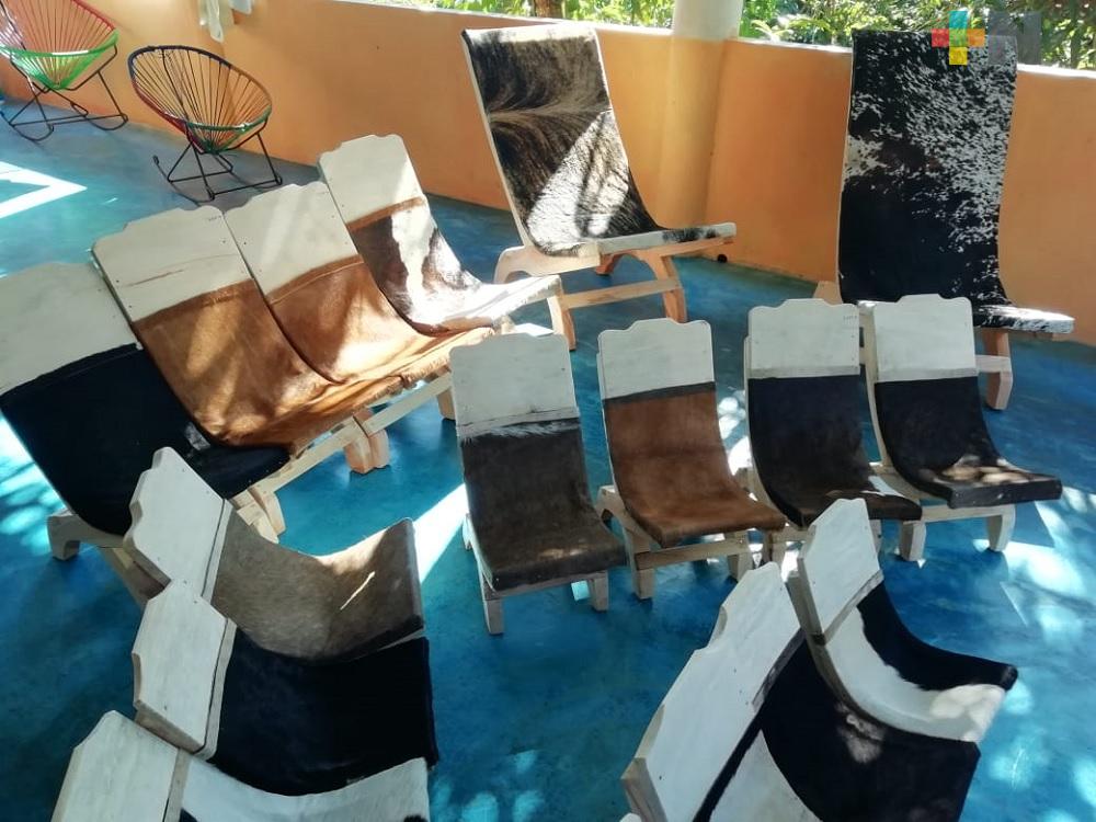 Elaboración de sillones con piel de ganado, oficio que está por extinguirse