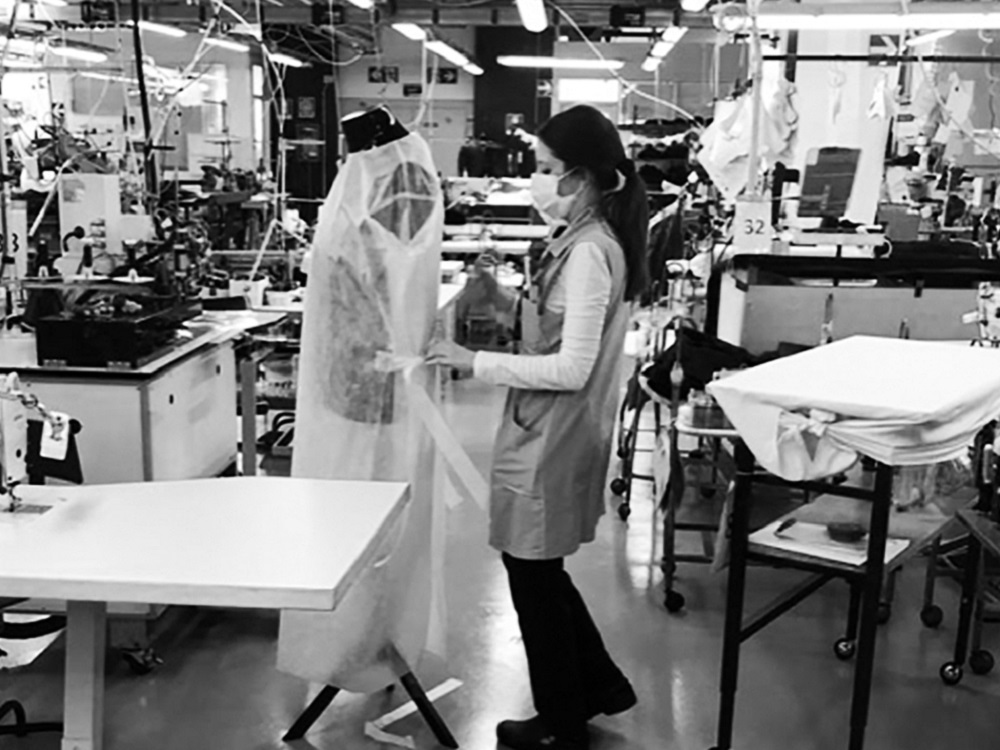 Armani fabrica batas para personal médico que lucha contra el Covid-19