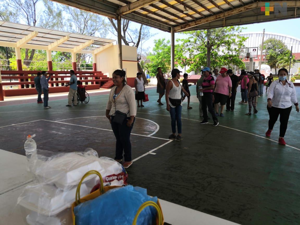 Programa Mano Amiga regala comida a personas en situación de calle o desempleadas en Coatzacoalcos
