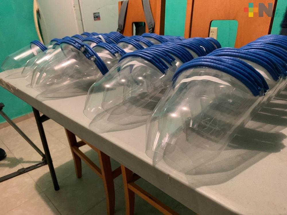 Con material reciclado elaboran caretas para donar a médicos de Coatzacoalcos