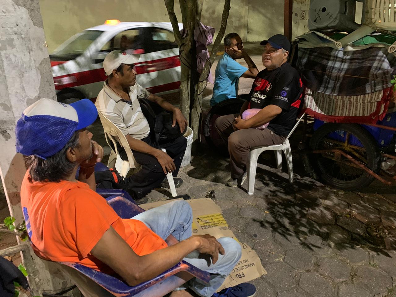 Afuera de hospitales, familiares no aplican medidas de prevención ante el COVID-19