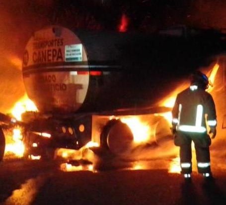 Espectacular incendio de pipa en la carretera Coatzacoalcos-Minatitlán