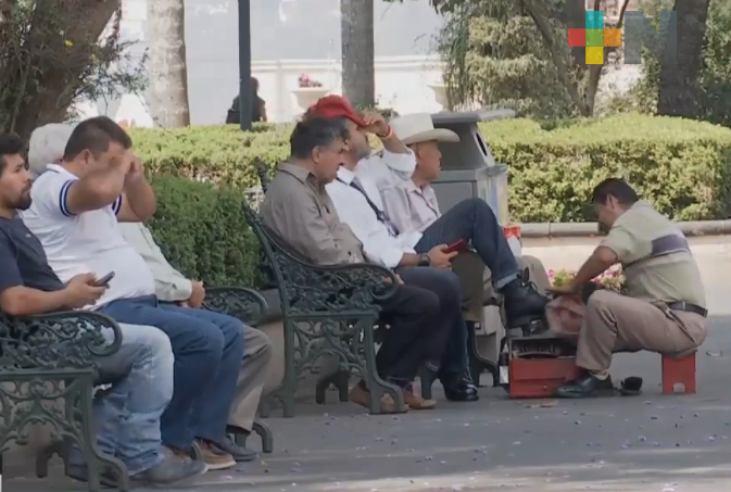 Aún hay personas paseando en el centro de Xalapa