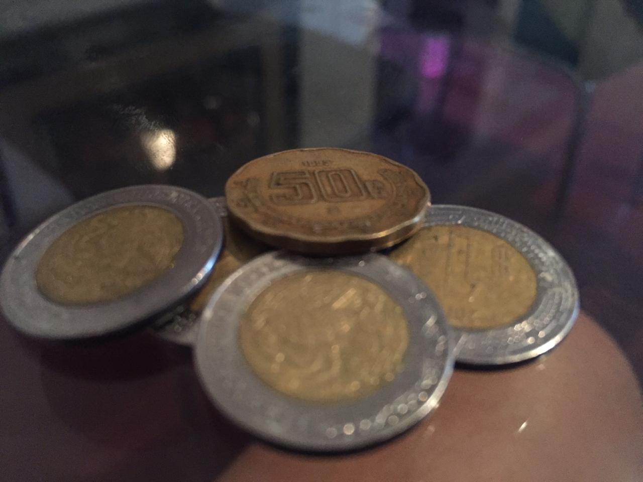 Peso por debajo de la barrera de los 22 por dólar, se negocia en 21.85