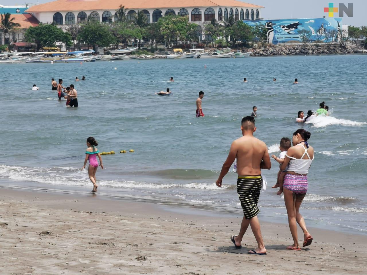 A pesar de operativos, personas visitan las playas del puerto de Veracruz